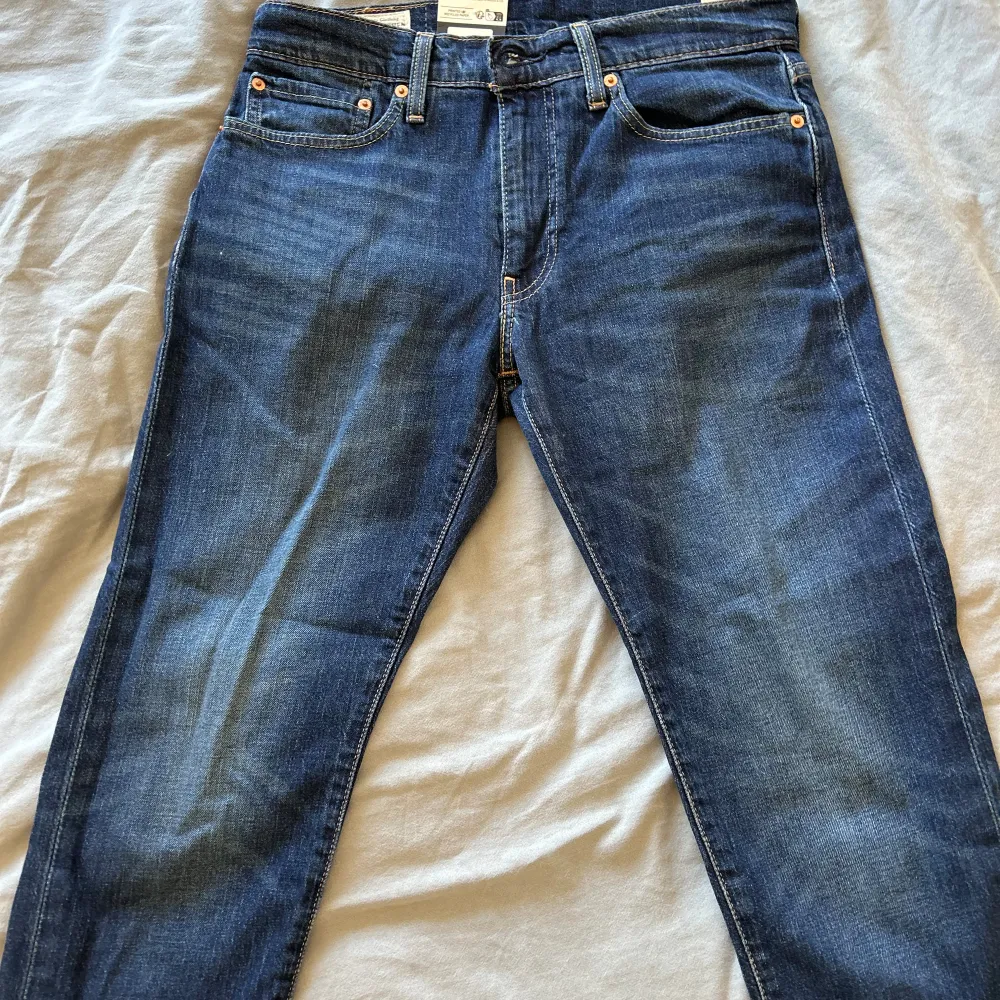 Levis jeans, helt oanvända med lapparna kvar. . Jeans & Byxor.