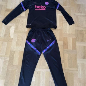 Barcelona tracksuit - Hej, säljer denna tracksuit från laget Barcelona. Den är använd typ 1 gång då den va för stor för mig. Köpt från Unisport om jag inte minns fel för ett tag sen! 