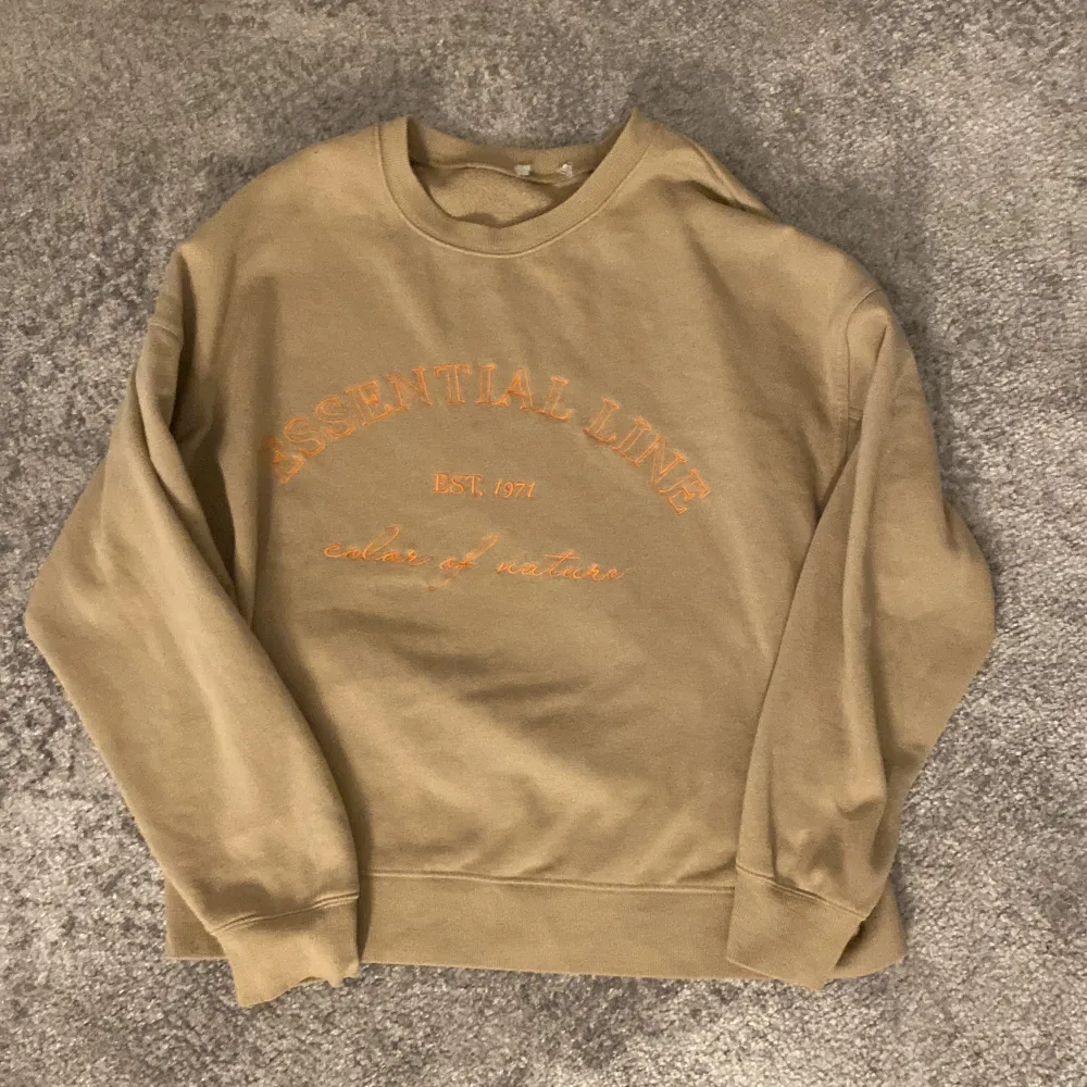 En beige sweatshirt med text, som är i bra material🩷. Tröjor & Koftor.