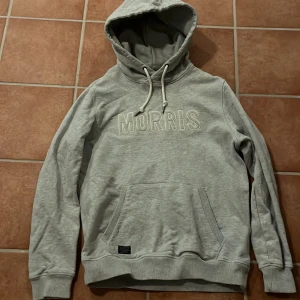 Morris hoodie - Morris hoodie i mycket bra skick en äldre modell men knappt använd i storlek m 