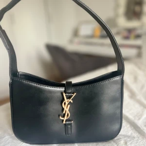 Handväska - Fin ysl väska som aldrig har användt därför säljer jag den. 