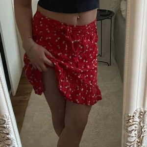 Sommarkjol! - Supergullig sommarkjol! Den är i toppskick! Den är i 158/164 men sitter som en Xs. Hör av er vid frågor💕