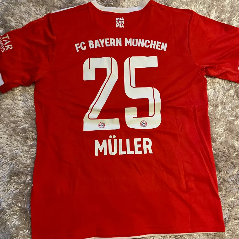 Säljer nu denna supersnygga Thomas Müller tröja. Tröjan bär storlek L men passar även M. Helt oanvänd! Säljes för 249kr men kan gå ner i pris vid snabb affär!🤗. T-shirts.