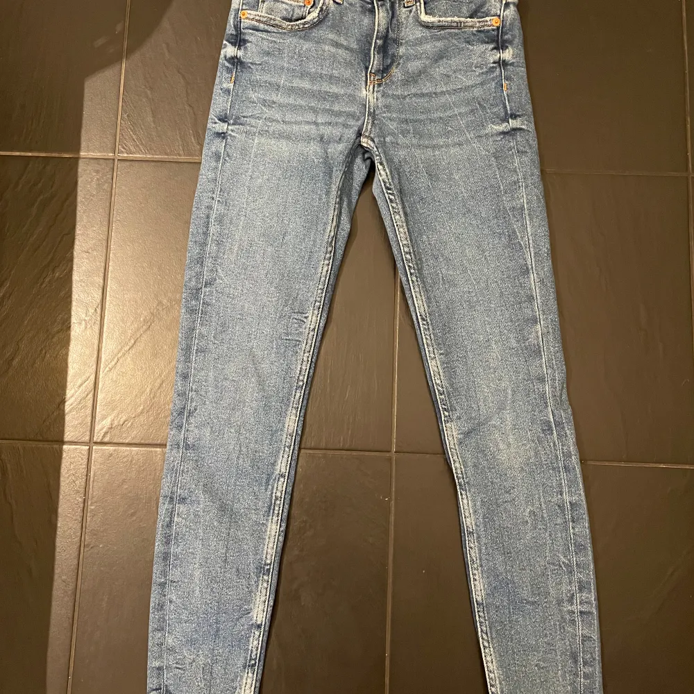 Säljer ett par nästan oanvända denim blå jeans från zara i storlek 34. . Jeans & Byxor.