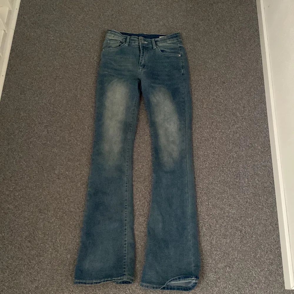 Ett par jeans med glitter på bakfickorna. Dessa är mörkblå och är i jätte bra skick då de bara har används en gång🩷. Jeans & Byxor.