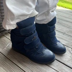 isabel marant liknande  - SÅ fina! säljer mina isabel marant liknande då de inte kommer till så mycket användning 🥲🙏 storlek 37 men passar mig som har 38 oxå, perfekta nu till vår och sommar 🩷 hör av er vid frågor 🩷