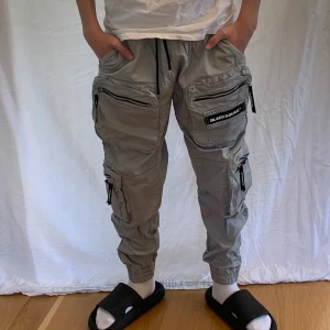 Byxor - Grå byxor som är använda en gång. Det är bra skick.