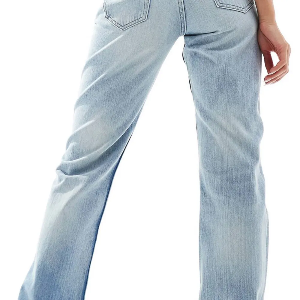 Weekday - Arrow - Blå raka jeans med låg midja och normal passform. Tyvärr var dessa för små för mig så behöver sälja vidare! Nyskick med lapp! Aldrig använda.. Jeans & Byxor.