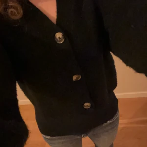Svart ullkofta  - Jättemysig ullkofta från H&M som tyvärr aldrig kommer till användning. Inte använd så många gånger så i väldigt bra skick. Väldigt mysigt material. 