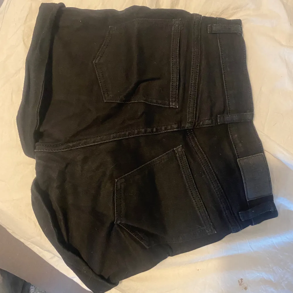 Jättefina midwaist jeansshorts som bara är lite andvända🌸passar xs/s. Shorts.