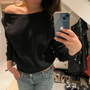 Jättenice off shoulder tröja, perfekt till alla tillfällen!