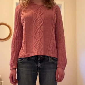 Rosa stickad tröja  - Väldigt gullig och bekväm rosa stickad tröja som tyvärr aldrig kommer till användning. Jättebra skick och inte använd alls många gånger. 