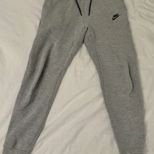 nike tech byxor grå  - använd skick  nike tech i grå storlek XS 