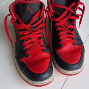 Röda Jordan Air från JD Sports, använd ett fåtal gånger men smått sliten insida. Äkta märkesskor