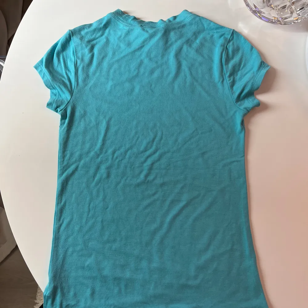 så söt, perfekt för sommaren💋💋stenarna är turkosa. T-shirts.