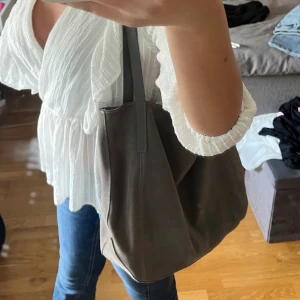 Snygg skolväska!  - Använd fåtal gånger, nypris 600! Finns ej kvar i grå färg! Super snygg och passar perfekt att ha till skolan! 😍