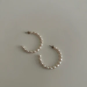 Örhängen (som nya) - Pärlörhängen. Använda en kväll, så gott som nya.