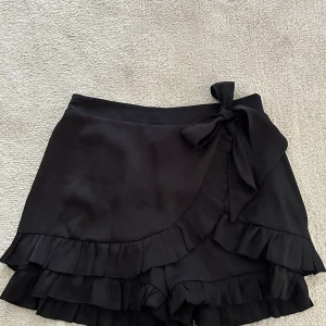 Shortskjol  - Shortskjol i siden material från Zara med resor ibak i midjan, storlek M, fint skick 