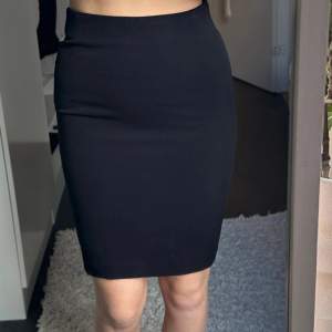 Mellan lång svart kjol med slit baktill och dragkedja!🥰 XS och mellan Stretchig, superfin! 