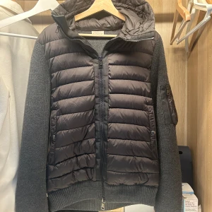 Moncler cardigan  - Tjena. Säljer nu min grymma moncler cardigan i ett 9/10 skick. Jackan är extremt snygg och perfekt till våren/ sommarn och hösten. Säljer eftersom jag behöver pengar. Jackan passar för storlek L. Hör av er vid fler frågor!
