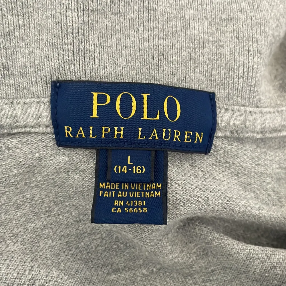 Säljer nu denna feta grå Polo Ralph Lauren piké, nu perfekt inför sommaren. Ingen tecken av användning och skicket är 10/10! Väldig snygg och skön🔥.. Skjortor.