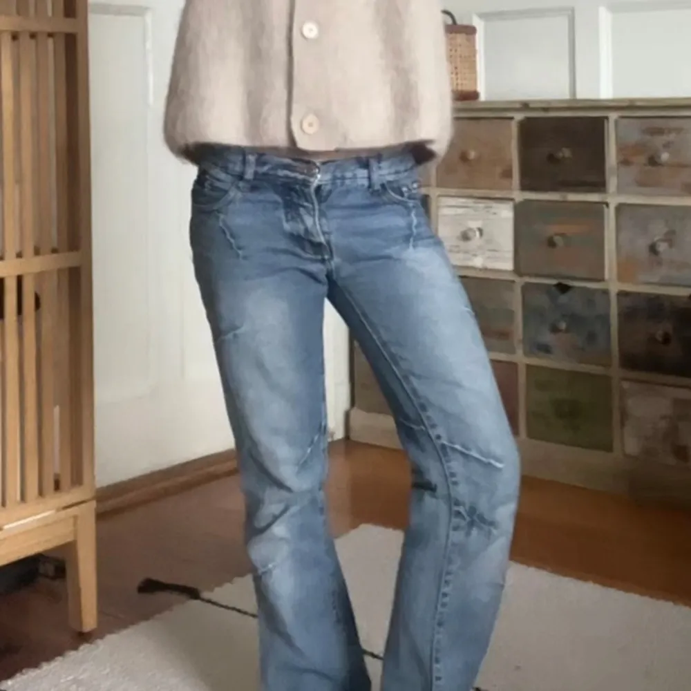 Säljer dessa skit snygga och unika jeans som är i jätte bra skick, med as coola detaljer. Jeans & Byxor.