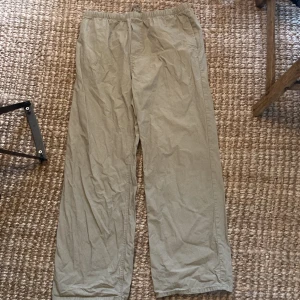 Tygbrallor - Ett par tygbyxor med baggy/ straight fit från weekday, storlek m och passar perfekt mig som är 181, köpta för 500 kr och har 9/10 kvalitet😛