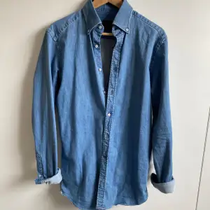 Säljer nu denna fina jeans skjorta från Rose & Born då den är för liten för mig. Hör av er vid frågor eller funderingar!