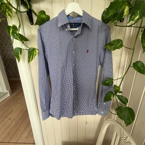 Rutig Ralph lauren skjorta  - En rutig Ralph Lauren Skjorta i storlek S(slim fit). Skjortan är i perfekt skick. Nypris ligger på runt 1500 kr. Skriv vid funderingar!