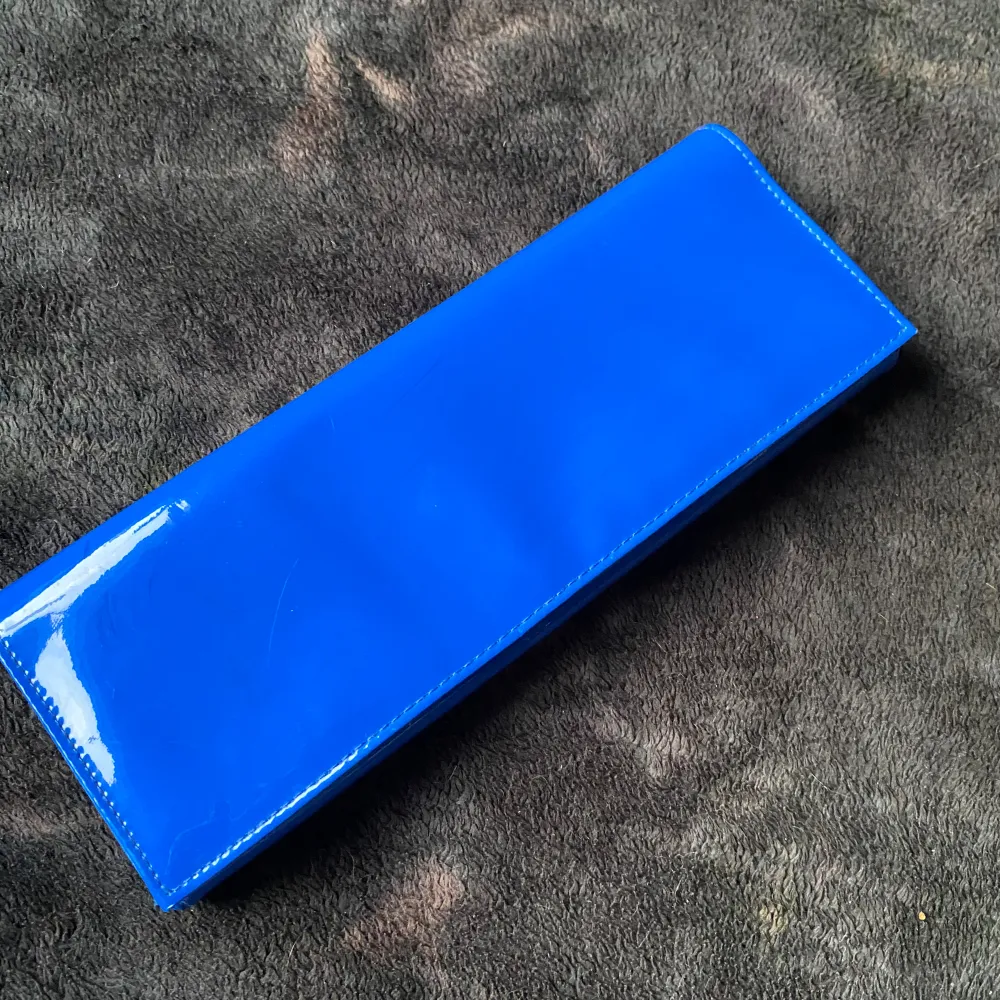 En blå väska ifrån Complement som även är oanvänd.. Väskor.