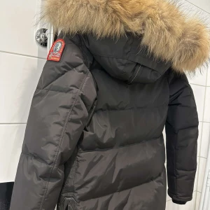 Parajumper jacka - Använt fåtal gånger, jättefint skick! Priset kan diskuteras.