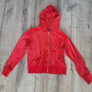 Super skön röd hoodie - Röd huvtröja med fickor, dragkedja och luva från lindex, har alldrig använt. Storlek S❤️ Köpt för 300kr 
