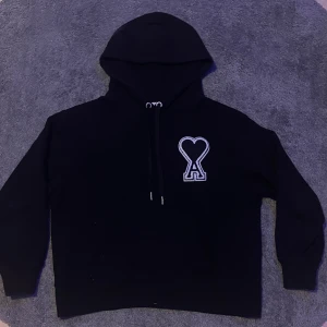Ami Paris Hoodie - Säljer fet Ami Paris Hoodie! Storlek M men sitter lite mindre (lite kort för mig som är 180). Riktigt bra skick men liten defekt på snöret. Givitvis äkta. Nypris ca 5000kr Mitt pris 1499kr Skriv om du har någon fråga!🤙