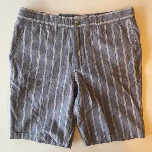 Helt nya linne shorts från Dressman med lappen kvar. Shortsen är i modellen regular fit och i storleken M. Något mindre i modellen. Extremt härliga shorts för sommaren.