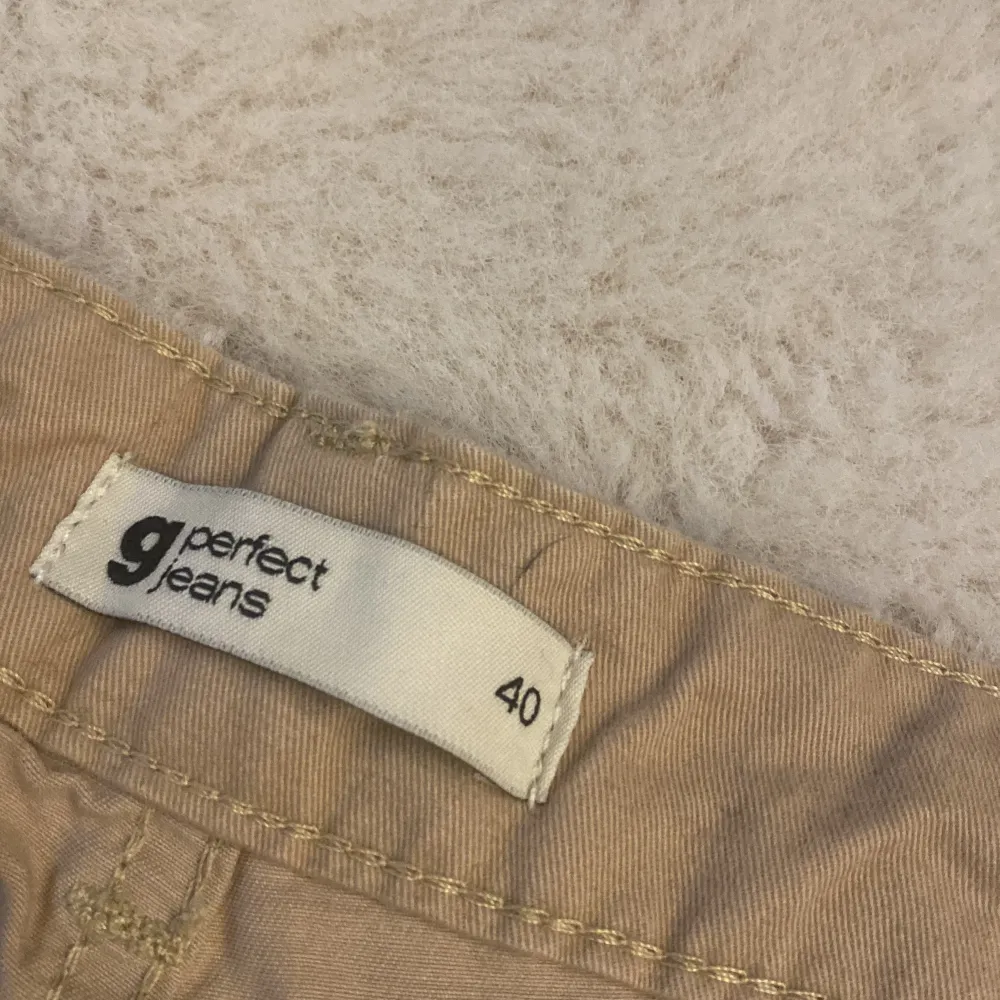 Lågmidjade cargo byxor i färgen beige. Nypris 399kr. Säljs för 99kr defekter finns se sista bilden 🤍. Jeans & Byxor.