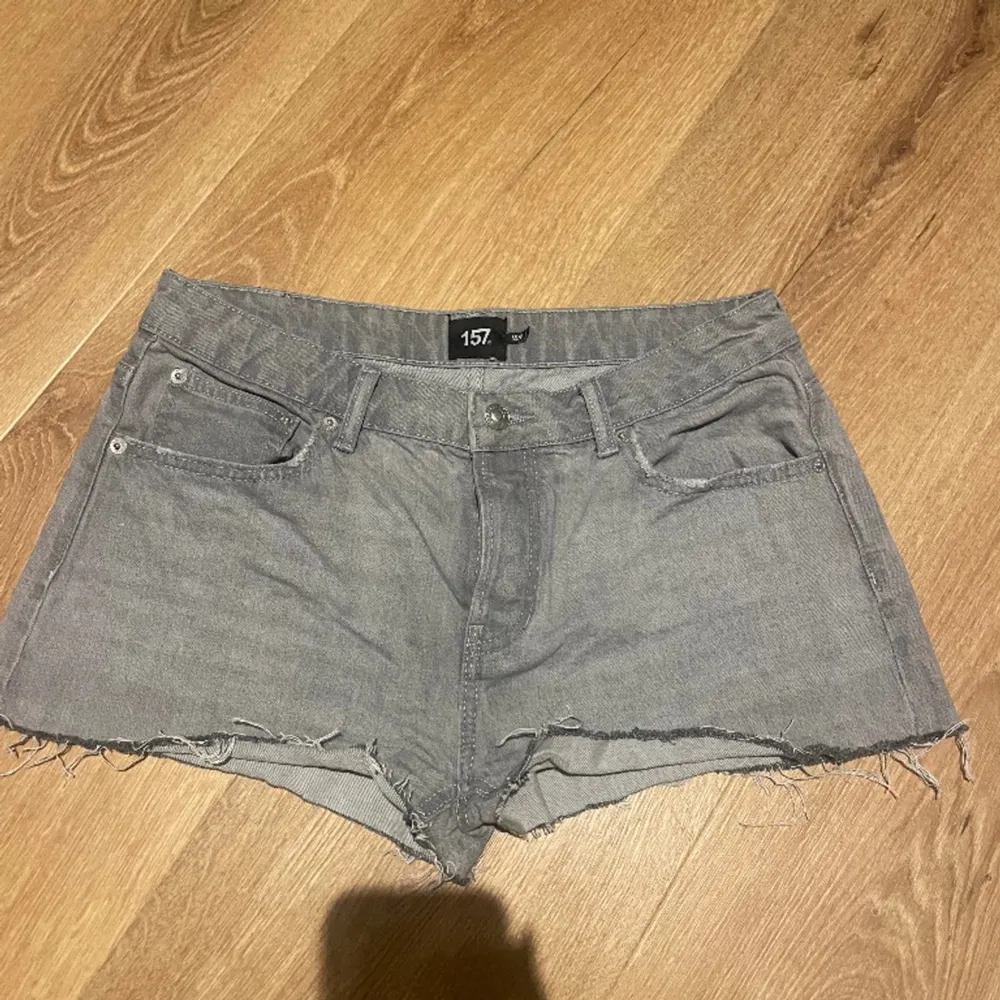 Säljer dessa snygga lågmidjade jeans shorts ifrån lager 157!! Aldrig använda, finns inte att köpa längre. Tveka inte att höra av dig vid frågor💓💓 (annons från tjejen jag köpte dem av, dock passade de inte) . Shorts.