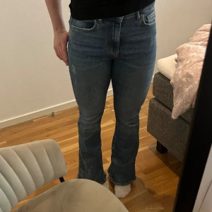 Jeans från Gina Tricot  - Säljer dessa jeans från Gina Tricot i storlek 38💞 det är i mycket bra skick och är använda bara ett par få tal gånger. 