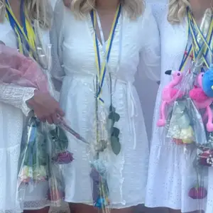 Fin klänning från gina tricot som bara har används på min skolavslutning.💕 Det är den på mitten av första bilden och sedan den till höger på andra bilden☺️