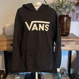 Vans hoodie  - En vana hoodie, sparsamt använd men trycket har spruckit lite på bokstaven A. Storlek är XL men mer som en M/L. 