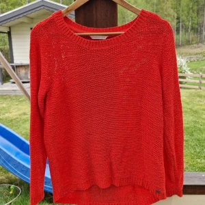 Röd tröja - Only tröja. Köpt begagnat, så det finns en liten lagning under armhålan. Annars att skicket fint.  Rek stl 38  Obs varan säljs på ett annat ställe, fördt till kvarn.