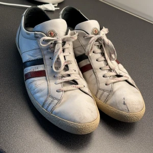 Moncler skor - Moncler sneakers i ganska risigt skick. Cond 6/10 men funkar att använda!