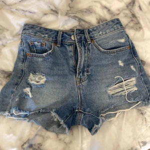jeansshorts - säljer dessa jeansshorts då de inte passar mig, väldigt bra skick!💕