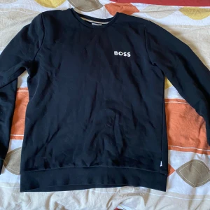 Hugo boss tröja  - Svart Hugo boss tröja i storlek S  Tröjan är i fint skick och inga skador osv.  Pris kan diskuteras vid snabb affär. 