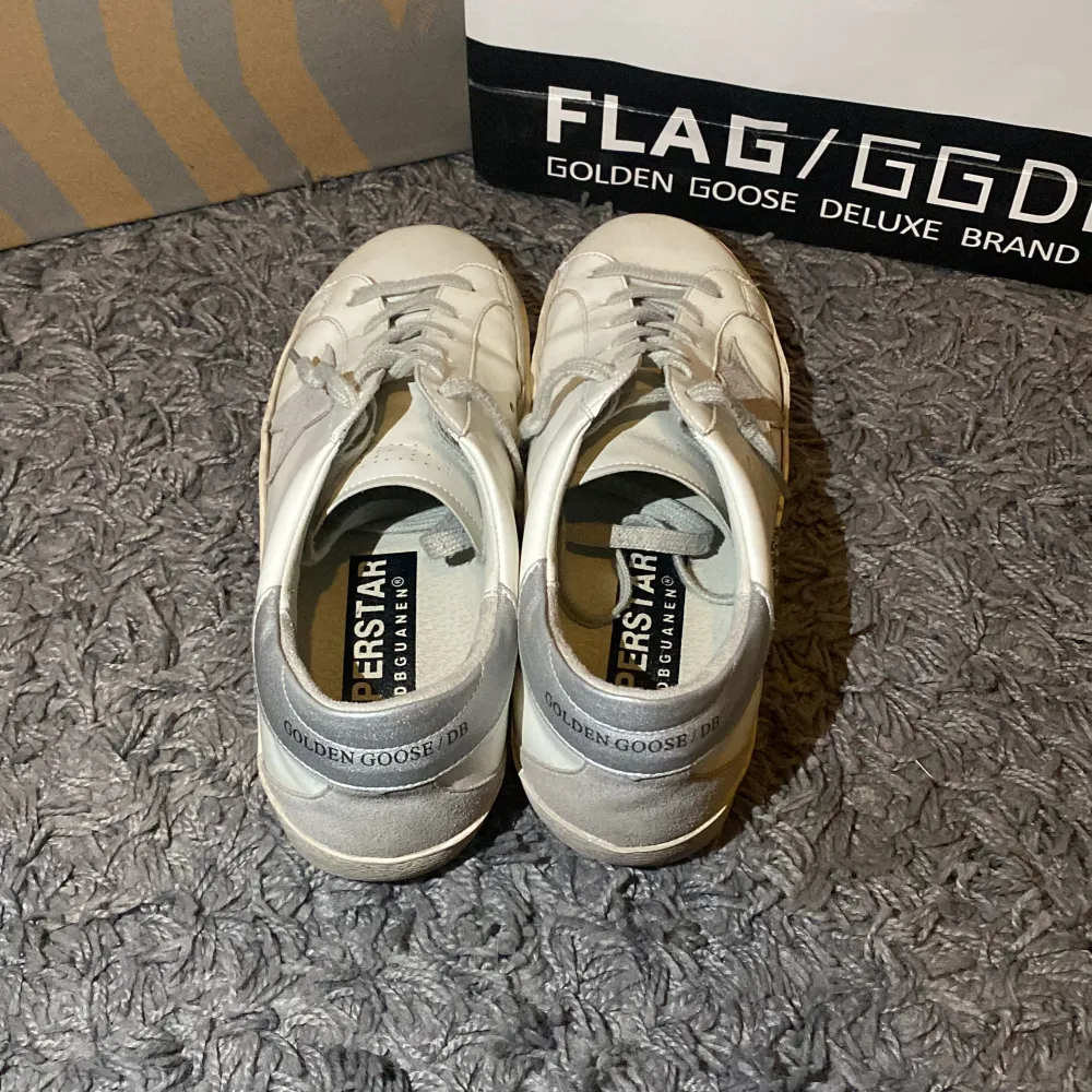 Säljer ett par Golden Goose skor i bra skick inte några stora skador bara lite småt som syns på bilderna  (INTE ÄKTA). Skor.