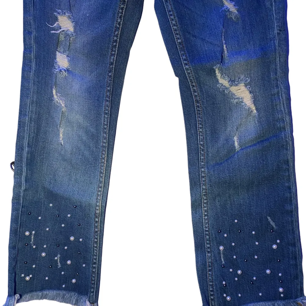 Gulliga jeans med pärlor där nere, 32cm rakt över på midjan,skrivit till mig om ni vill ha mer info 🤗. Jeans & Byxor.