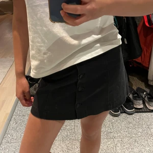 Svart jeans kjol - En simpel och fin jeanskjol med knappar i mitten. Perfekt basplagg till sommaren ❤️‍🔥❤️‍🔥