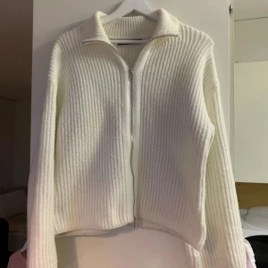 Stickad kofta - Stickad kofta från Bikbok i storlek M☺️ 