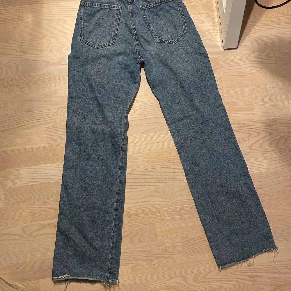 Högmidjade jeans med straight fit från stradivarius. Storlek EUR 34 och passar mig som är 170 cm. Jeans & Byxor.
