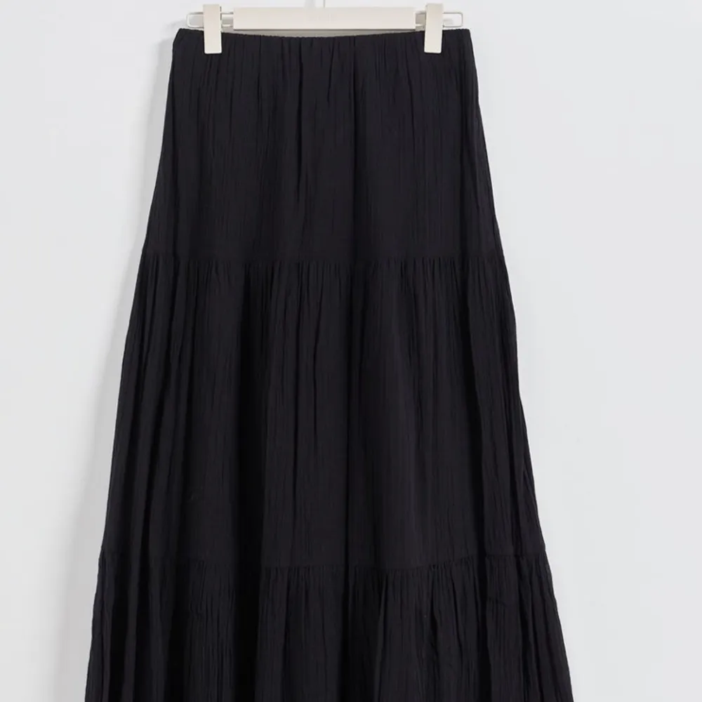 En svart långkjol från Gina Tricot. Aldrig använd utan bara provat. Säljer pga fel storlek. Kjolar.