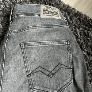Hej! Säljer mina replay jeans pga fel storlek! Skick 10/10 använda fåtal gånger Passar om man är runt 165-170 Pris kan diskuteras, Kontakta för frågor!